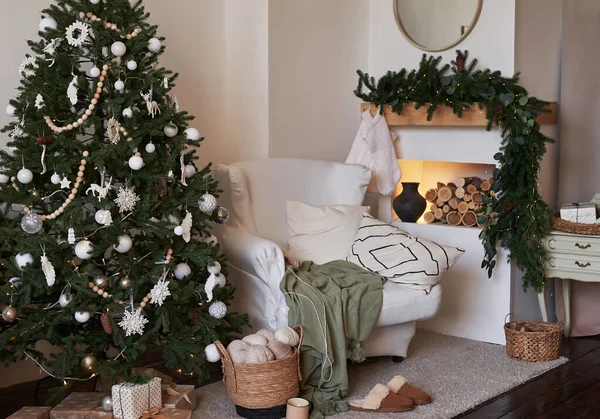 Weihnachten Skandinavischen Wohnzimmer Grüne Und Weiße Dekor Weihnachtsbaum Hintergrund Neujahrsfeier — Stockfoto