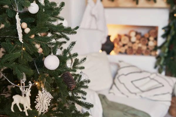 Weihnachten Skandinavischen Wohnzimmer Grüne Und Weiße Dekor Weihnachtsbaum Hintergrund Neujahrsfeier — Stockfoto