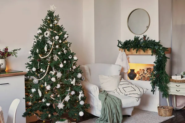 Karácsonyi Skandináv Nappali Zöld Fehér Dekoráció Karácsonyfa Háttér Újévi Ünnepség — Stock Fotó