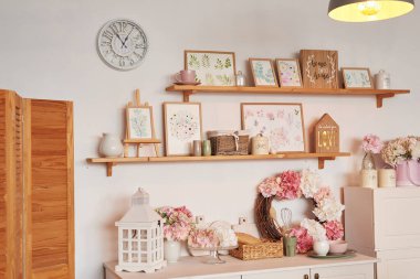 Pembe mutfak. Stüdyo daire. Çatı katı. Raflar ve bahar dekorları odada. Kiralama ve konut teslimatı. Pansiyon ve otel. Sevgililer Günü, Anneler Günü.
