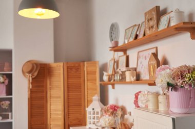 Pembe mutfak. Stüdyo daire. Çatı katı. Raflar ve bahar dekorları odada. Kiralama ve konut teslimatı. Pansiyon ve otel. Sevgililer Günü, Anneler Günü.