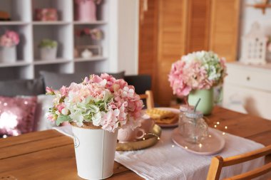 Pembe mutfak. Stüdyo daire. Çatı katı. Raflar ve bahar dekorları odada. Kiralama ve konut teslimatı. Pansiyon ve otel. Sevgililer Günü, Anneler Günü.