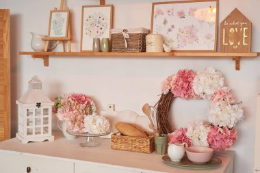 Pembe mutfak. Stüdyo daire. Çatı katı. Raflar ve bahar dekorları odada. Kiralama ve konut teslimatı. Pansiyon ve otel. Sevgililer Günü, Anneler Günü.