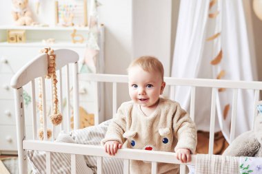 Bebek altı aydır çocuk odasında beşikte duruyor. Anneliğin ve babalığın kutlu olsun. Doğum hastanesi ve kliniği. Babalar günü. Erken çocukluk gelişimi, çocuk odası.