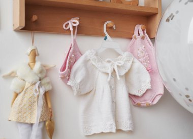 Örgü örmek için çocuk kıyafetleri ve aksesuarlar örüyordu. Dikiş ve örgü. Hobiler ve yaratıcılık. Çocuklar için örgü. El yapımı. Hobiler ve yaratıcılık