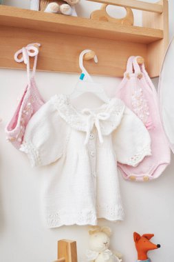 Örgü örmek için çocuk kıyafetleri ve aksesuarlar örüyordu. Dikiş ve örgü. Hobiler ve yaratıcılık. Çocuklar için örgü. El yapımı. Hobiler ve yaratıcılık