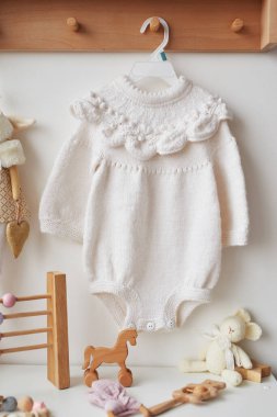 Örgü örmek için çocuk kıyafetleri ve aksesuarlar örüyordu. Dikiş ve örgü. Hobiler ve yaratıcılık. Çocuklar için örgü. El yapımı. Hobiler ve yaratıcılık