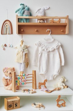 Örgü örmek için çocuk kıyafetleri ve aksesuarlar örüyordu. Dikiş ve örgü. Hobiler ve yaratıcılık. Çocuklar için örgü. El yapımı. Hobiler ve yaratıcılık