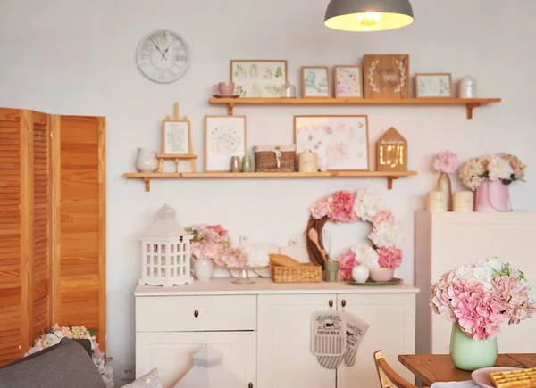 Pembe mutfak. Stüdyo daire. Çatı katı. Raflar ve bahar dekorları odada. Kiralama ve konut teslimatı. Pansiyon ve otel. Sevgililer Günü, Anneler Günü.