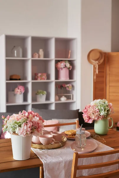 Różowa Kuchnia Studio Mieszkanie Wnętrze Półki Wiosenny Wystrój Pokoju Wynajem — Zdjęcie stockowe