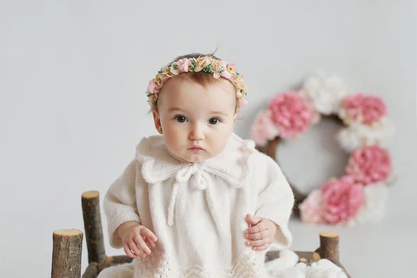 Schattig Meisje Gebreide Kleding Krans Met Teddybeer Speelgoed Voorjaarsachtergrond Met — Stockfoto