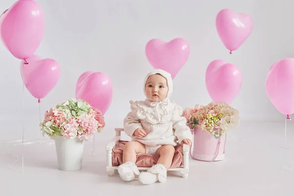 Valentine Baby Girl Dia Dos Namorados Bolas Flores Celebração Cartão — Fotografia de Stock