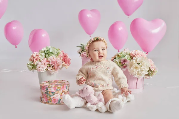 Valentine Baby Girl Día San Valentín Bolas Flores Celebración Postal —  Fotos de Stock