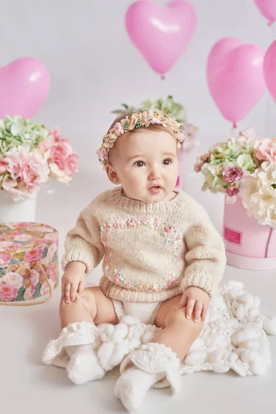 Valentine Baby Girl Dia Dos Namorados Bolas Flores Celebração Cartão — Fotografia de Stock