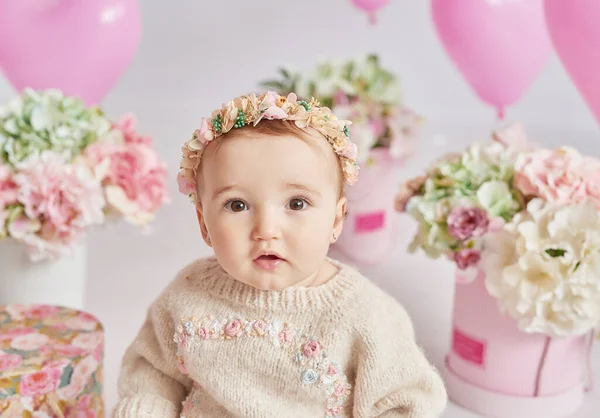 Valentine Baby Girl Dia Dos Namorados Bolas Flores Celebração Cartão — Fotografia de Stock