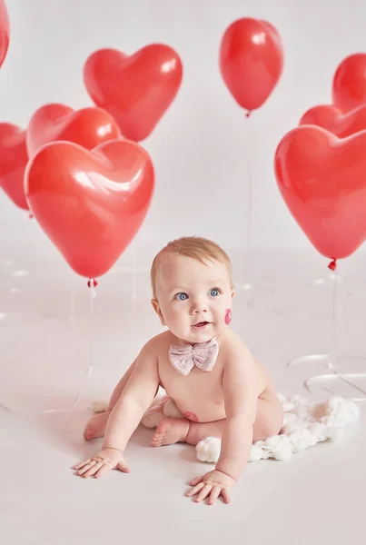 Valentine Baby Boy Com Beijo Bochecha Dia Dos Namorados Bolas — Fotografia de Stock