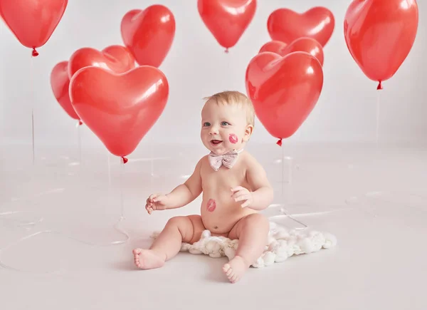 Valentine Baby Boy Com Beijo Bochecha Dia Dos Namorados Bolas — Fotografia de Stock