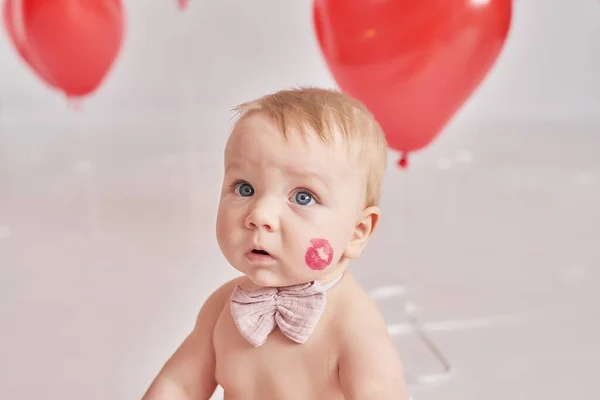 Малыш Валентин Поцелуем Щеку День Святого Валентина Яйца Цветы Празднование — стоковое фото