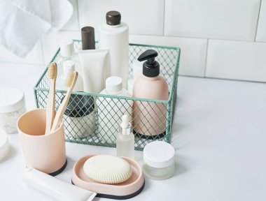 Banyo aksesuarları. Soyunma masası. Kozmetik ve hijyen ürünleri. Spa ve güzellik salonu. Diş fırçası, sabun, krema kapları..