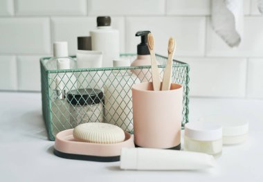 Banyo aksesuarları. Soyunma masası. Kozmetik ve hijyen ürünleri. Spa ve güzellik salonu. Diş fırçası, sabun, krema kapları..