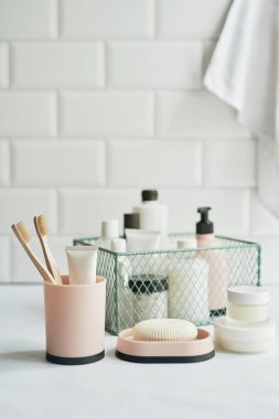 Banyo aksesuarları. Soyunma masası. Kozmetik ve hijyen ürünleri. Spa ve güzellik salonu. Diş fırçası, sabun, krema kapları..