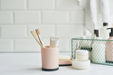 Banyo aksesuarları. Soyunma masası. Kozmetik ve hijyen ürünleri. Spa ve güzellik salonu. Diş fırçası, sabun, krema kapları..