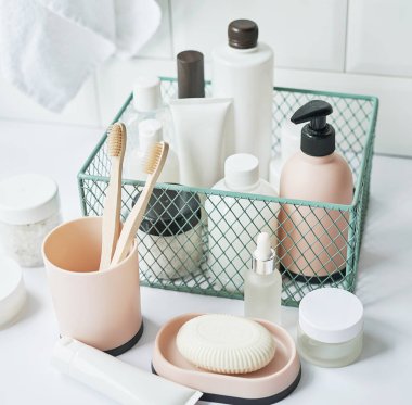 Banyo aksesuarları. Soyunma masası. Kozmetik ve hijyen ürünleri. Spa ve güzellik salonu. Diş fırçası, sabun, krema kapları..