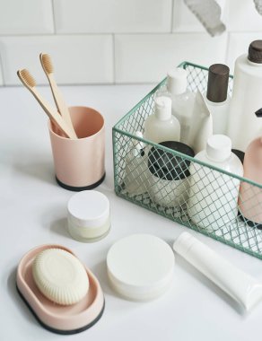 Banyo aksesuarları. Soyunma masası. Kozmetik ve hijyen ürünleri. Spa ve güzellik salonu. Diş fırçası, sabun, krema kapları..