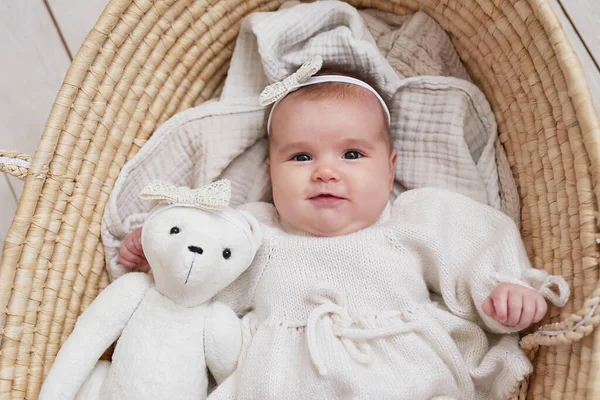 Linda Niña Ropa Punto Corona Con Juguete Oso Peluche Día — Foto de Stock