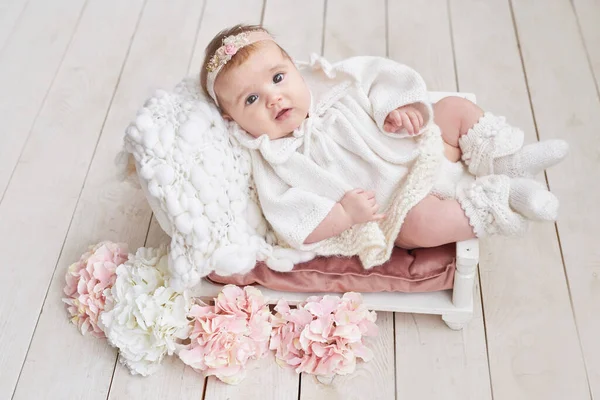 Bébé Fille Mignonne Tricot Couronne Avec Jouet Ours Peluche Fond — Photo