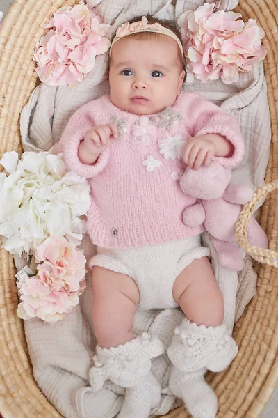 Aranyos Kislány Kötött Ruhában Koszorú Plüssmacival Tavaszi Háttér Virágokkal Gyermekvédelmi — Stock Fotó