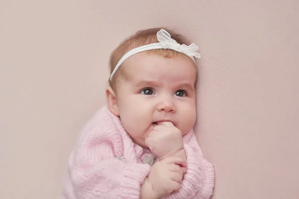 Jolie Petite Fille Tricot Couronne Carte Vœux Fête Des Mères — Photo