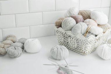 Örgü örmek için çocuk kıyafetleri ve aksesuarlar örüyordu. Dikiş ve örgü. Hobiler ve yaratıcılık. Çocuklar için örgü. El yapımı. Hobiler ve yaratıcılık