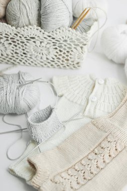 Örgü örmek için çocuk kıyafetleri ve aksesuarlar örüyordu. Dikiş ve örgü. Hobiler ve yaratıcılık. Çocuklar için örgü. El yapımı. Hobiler ve yaratıcılık