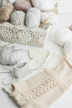 Örgü örmek için çocuk kıyafetleri ve aksesuarlar örüyordu. Dikiş ve örgü. Hobiler ve yaratıcılık. Çocuklar için örgü. El yapımı. Hobiler ve yaratıcılık