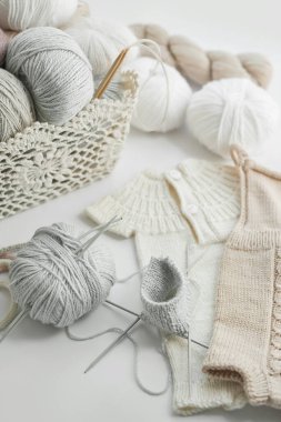 Örgü örmek için çocuk kıyafetleri ve aksesuarlar örüyordu. Dikiş ve örgü. Hobiler ve yaratıcılık. Çocuklar için örgü. El yapımı. Hobiler ve yaratıcılık