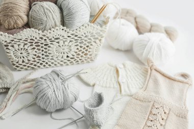 Örgü örmek için çocuk kıyafetleri ve aksesuarlar örüyordu. Dikiş ve örgü. Hobiler ve yaratıcılık. Çocuklar için örgü. El yapımı. Hobiler ve yaratıcılık