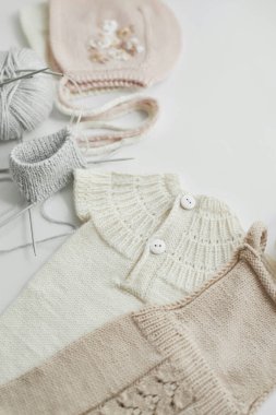 Örgü örmek için çocuk kıyafetleri ve aksesuarlar örüyordu. Dikiş ve örgü. Hobiler ve yaratıcılık. Çocuklar için örgü. El yapımı. Hobiler ve yaratıcılık