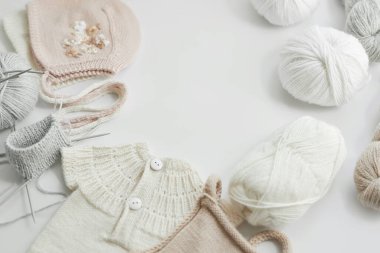 Örgü örmek için çocuk kıyafetleri ve aksesuarlar örüyordu. Dikiş ve örgü. Hobiler ve yaratıcılık. Çocuklar için örgü. El yapımı. Hobiler ve yaratıcılık