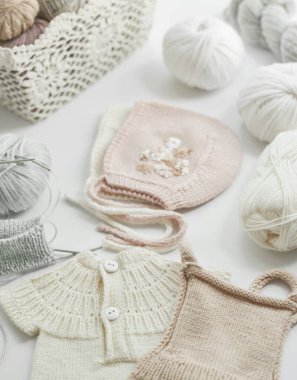 Örgü örmek için çocuk kıyafetleri ve aksesuarlar örüyordu. Dikiş ve örgü. Hobiler ve yaratıcılık. Çocuklar için örgü. El yapımı. Hobiler ve yaratıcılık