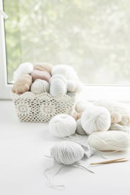 Örgü örmek için çocuk kıyafetleri ve aksesuarlar örüyordu. Dikiş ve örgü. Hobiler ve yaratıcılık. Çocuklar için örgü. El yapımı. Hobiler ve yaratıcılık