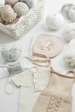 Örgü örmek için çocuk kıyafetleri ve aksesuarlar örüyordu. Dikiş ve örgü. Hobiler ve yaratıcılık. Çocuklar için örgü. El yapımı. Hobiler ve yaratıcılık