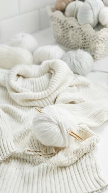 Örgü örmek için çocuk kıyafetleri ve aksesuarlar örüyordu. Dikiş ve örgü. Hobiler ve yaratıcılık. Çocuklar için örgü. El yapımı. Hobiler ve yaratıcılık