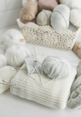 Örgü örmek için çocuk kıyafetleri ve aksesuarlar örüyordu. Dikiş ve örgü. Hobiler ve yaratıcılık. Çocuklar için örgü. El yapımı. Hobiler ve yaratıcılık