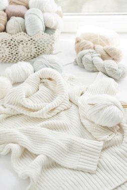 Örgü örmek için çocuk kıyafetleri ve aksesuarlar örüyordu. Dikiş ve örgü. Hobiler ve yaratıcılık. Çocuklar için örgü. El yapımı. Hobiler ve yaratıcılık