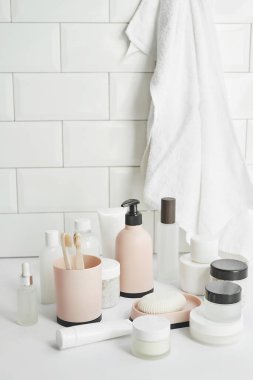 Banyo aksesuarları. Soyunma masası. Kozmetik ve hijyen ürünleri. Spa ve güzellik salonu. Diş fırçası, sabun, krema kapları..