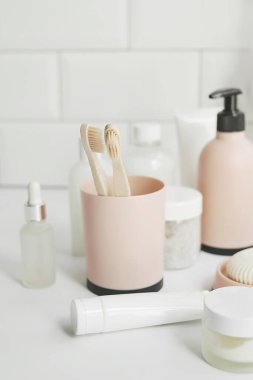 Banyo aksesuarları. Soyunma masası. Kozmetik ve hijyen ürünleri. Spa ve güzellik salonu. Diş fırçası, sabun, krema kapları..