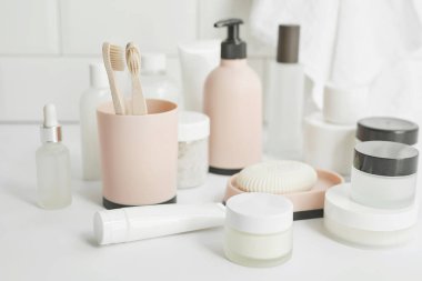 Banyo aksesuarları. Soyunma masası. Kozmetik ve hijyen ürünleri. Spa ve güzellik salonu. Diş fırçası, sabun, krema kapları..