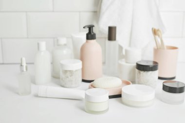 Banyo aksesuarları. Soyunma masası. Kozmetik ve hijyen ürünleri. Spa ve güzellik salonu. Diş fırçası, sabun, krema kapları..