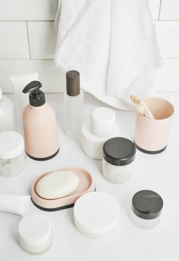 Banyo aksesuarları. Soyunma masası. Kozmetik ve hijyen ürünleri. Spa ve güzellik salonu. Diş fırçası, sabun, krema kapları..